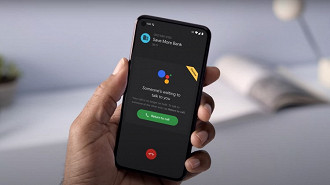 Google Assistente alertando o usuário do smartphone Pixel que há alguém aguardando você na chamada. Fonte: Google