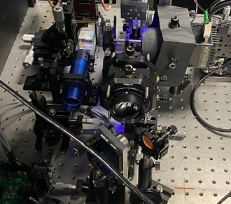 Bancada de teste experimental de armazenamento holográfico no laboratório de Cambridge. Fonte: Microsoft