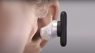 Inserindo o fone de ouvido in-ear TWS UE Fits no ouvido. Fonte: Ultimate Ears