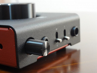 Frente do DAC/amp Schiit Audio Hel com suas chaves seletoras. Fonte: Vitor Valeri