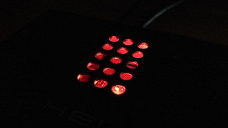 LED vermelho que fica brilhando através das grades do DAC/amp Schiit Audio Hel. Fonte: Vitor Valeri