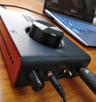 Teste do DAC/amp Schiit Audio Hel com o headphone Sennheiser HD600 e o microfone Sony ECM-PC60. Fonte: Vitor Valeri