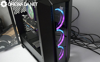 Três Fans RGB que podem ser controlados pela placa mãe ou pelo gabinete