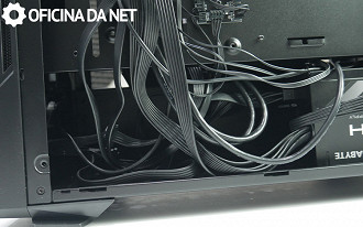 Gaiola de HDs é removível para ter mais espaço para a fonte e cabos