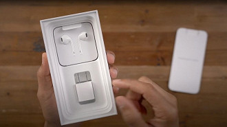 Caixa do antigo iPhone com os EarPods e o carregador de parede. Fonte: 9to5mac