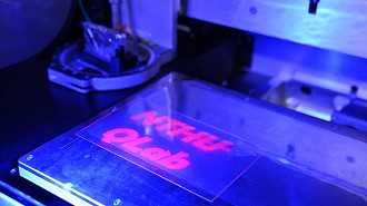 Adicionando sal inorgânico em tintas quantum dot (QD), a equipe de pesquisa do Prof. Hsueh-Shih Chen fez um grande avanço na tecnologia de impressão a jato de tinta QD na National Tsing Hua University. Fonte: NTHU MSE, Taiwan
