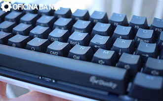 Funções secundárias são pintadas na lateral das keycaps