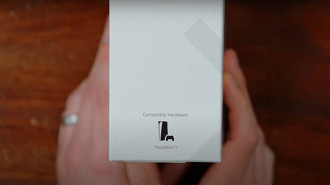 Caixa do controle DualSense mostrando a compatibilidade do produto. Fonte: Austin Evans (YouTube)