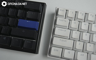 Keycaps em PBT double-shot em ambos modelos