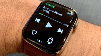 Apple Watch com Spotify. Fonte: Engadget (Nathan Ingraham)