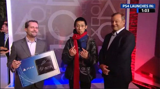 Joey Chiu recebendo o PS4 no evento de lançamento em Nova York. Fonte: Kotaku