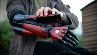 Tampa do braço biônico Hero Arm baseado em Metal Gear Solid. Fonte: Open Bionics