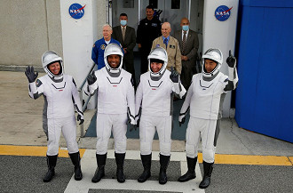 Os quatro astronautas que estão a caminha da ISS.