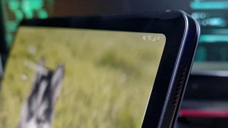 Posição dos alto-falantes estéreo ficam na parte superior em ambos os lados com o tablet na horizontal.