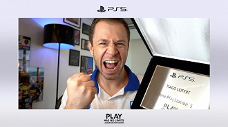 Tiago Leifert e sua placa de participação do Time PlayStation 5. Fonte: PlaystationBrasil (Twitter)