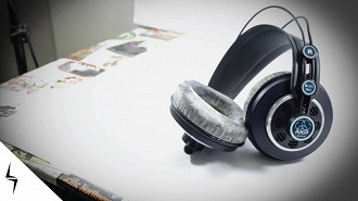 Headphone AKG K240 MKII com pads da Beyerdynamic. Fonte: Aumkar Chandan (YouTube)