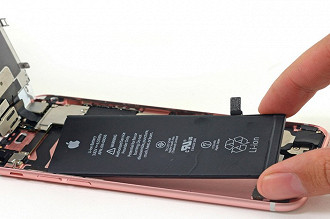 Além de tornar o iPhone com baixo desempenho, a vida útil da bateria se consumia rapidamente.