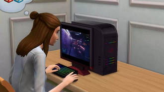 Cena de The Sims 4 com um Sim jogando Cyberpunk 2077. Fonte: TheSims