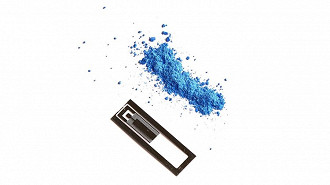 O pó azul, conhecido como MOF (metal-organic framework), foi criado acusticamente através do microchip que produz e direciona um ultrassom acima de 10MHz em materiais. Crédito: RMIT University