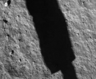 Sombra da sonda projetada em superfície lunar antes de sua descida.