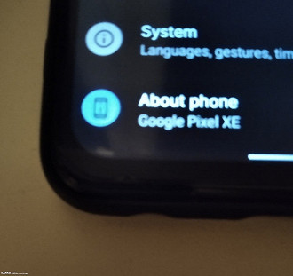 Sobre o telefone, a imagem mostra que as fotos se tratam do Google Pixel XE.