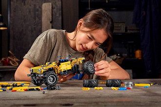 LEGO Technic Jeep Wrangler sendo montado por uma criança. Fonte: LEGO