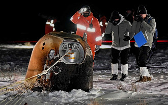 Equipe examina a chegada da sonda em solo terrestre no sul da China. (Foto: STR / AFP)