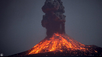 O vulcão Anak Krakatoa entrou em erupção neste ano.