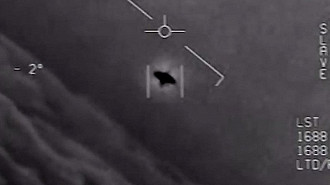 Pentágono compartilhou três vídeos de objetos voadores passando pelo céu.
