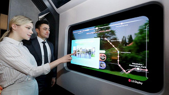No caso do metrô, a tela poderia exibir informações uteis e a paisagem externa ao mesmo tempo.