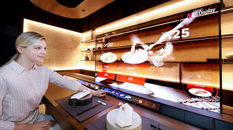 Em um sushi bar, a tela pode exibir o menu e outras informações.