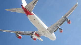 O Cosmic Girl guarda o foguete debaixo de sua asa. (Imagem: Virgin Orbit) O Cosmic Girl guarda o foguete debaixo de sua asa. (Imagem: Virgin Orbit)