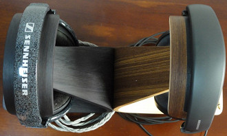 Headband (arco) do Sennheiser HD600 (esquerda) e do Sennheiser HD560S (direita). Fonte: Vitor Valeri