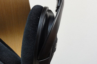 Curva em S na headband (arco) do headphone Sennheiser HD560S. Fonte: Vitor Valeri