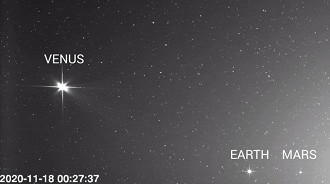 Vênus é o ponto brilhante em maior destaque, seguido por Terra e Marte no canto inferior da imagem.