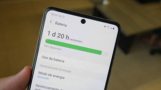 Sistema Android exibindo o tempo de e dia e 20 horas até o esgotamento da bateria