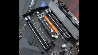 Sistema de instalação de SSDs M.2 Q-Latch sem parafusos para fixação. Fonte: Asus