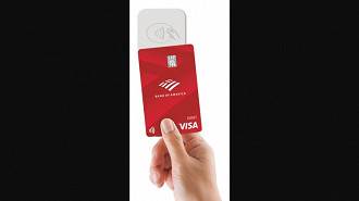 Cartão de débito com design vertical do Bank of America. Fonte: Bank of America