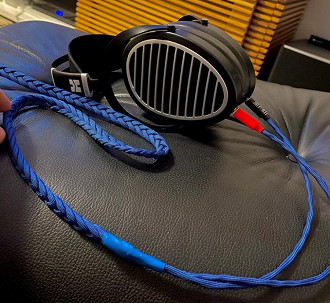 Headphone Hifiman Ananda com cabo Ley Line Baikal com revestimento extra em paracord. Fonte: Hegel