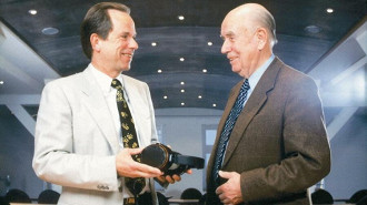 Fritz Sennheiser (direita) com seu filho Jörg Sennheiser, que esta com o headphone Orpheus em suas mãos. Fonte: Sennheiser