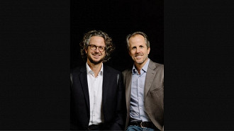 Daniel Sennheiser (esquerda) e Andreas Sennheiser (direita) são os atuais administradores da empresa e netos do fundador Fritz Sennheiser. Fonte: Sennheiser