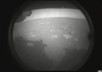 Uma primeira olhada para o solo marciano. (Imagem: Reprodução / NASA)