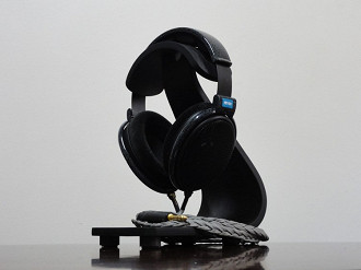 Suporte para headphones Rummo180 Studio-Pro e headphone Sennheiser HD600 (cabo Custom Cans). Fonte: Vitor Valeri