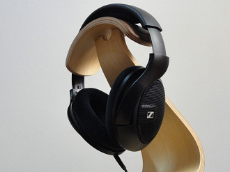 Suporte para headphones Rummo180 Studio-Pro e headphone Sennheiser HD560S. Fonte: Vitor Valeri