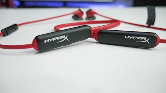 HyperX Cloud Buds Wireless - slots de bateria e comandos. Foto: Oficina da Net