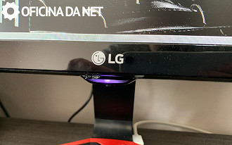 Botão fica localizado logo abaixo do logotipo da LG