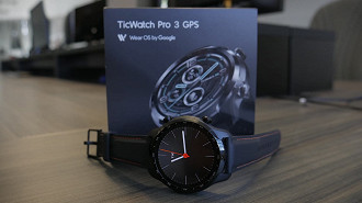 Um smartwatch com design de relógio tradicional. Você pode alterar a face do relógio.