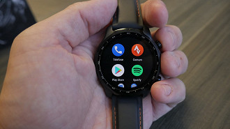 Aplicativos Android como telefone, Strava, Play Store e Spotify podem ser baixados diretamente no Tic Watch Pro 3