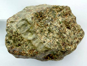 O meteorito EC 002 é mais velho que a Terra. (Foto: A.Irving / Divulgação)