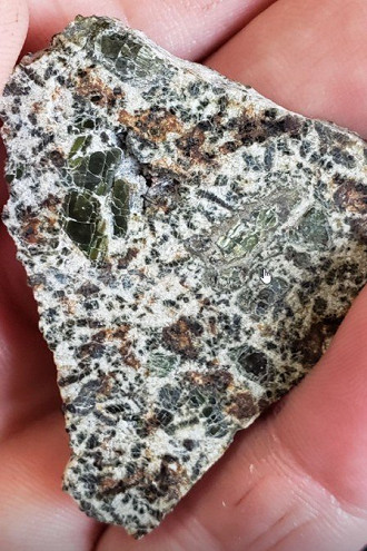 As características do meteorito EC 002 são únicas e exclusivas a ele. (Foto: A.Irving / Divulgação)